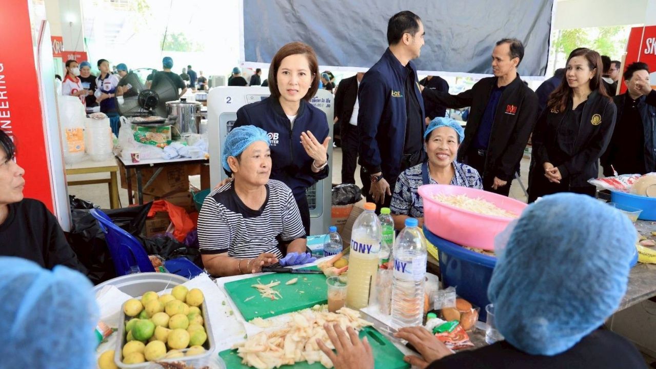 “帕克蒙”与“特里努”在避难中心对话,呼吁调集外地劳工加速城市重建,不仅仅依赖志愿者