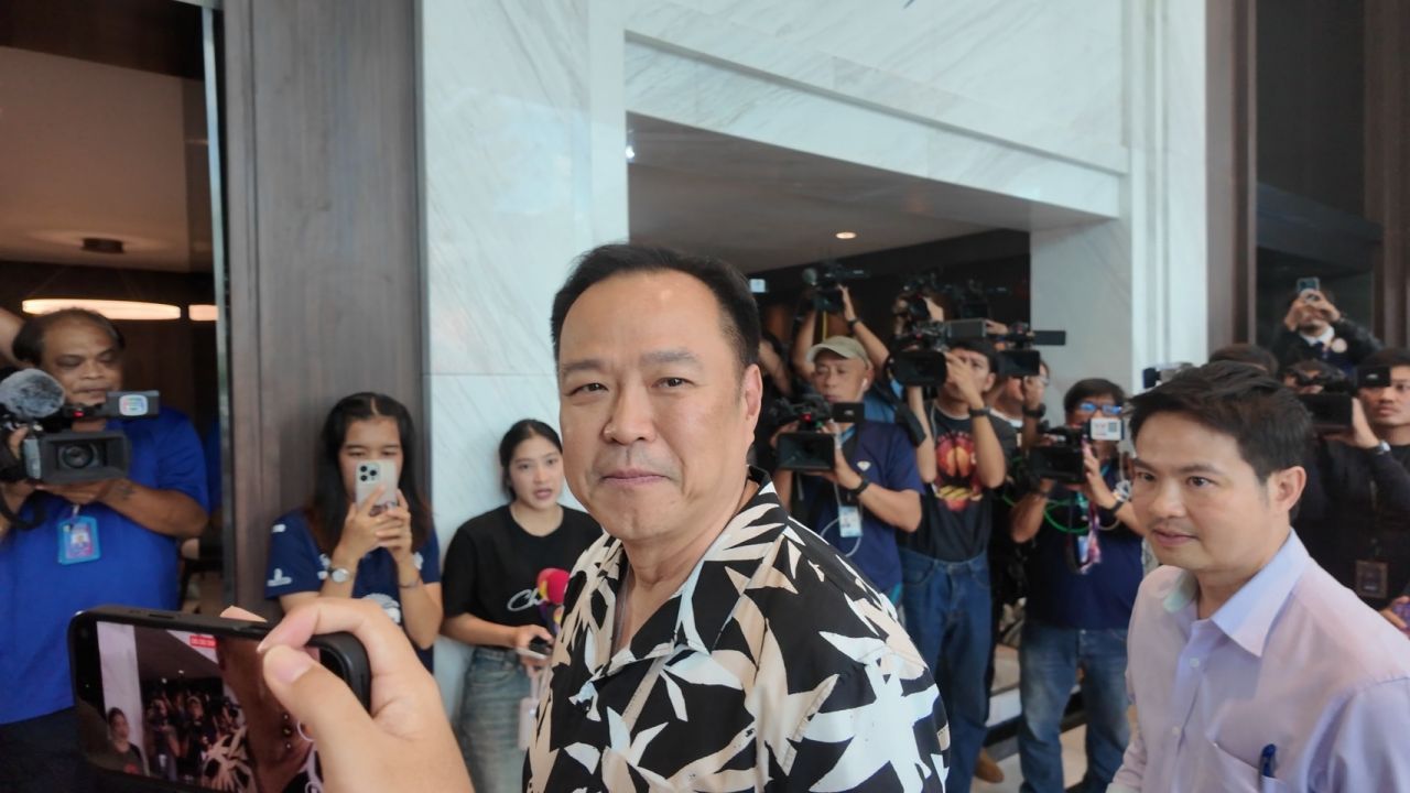 “准总理努努” 穿着休闲进入泰自豪党，内阁候选四通八达