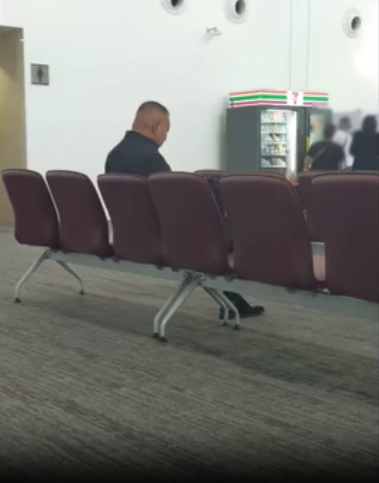 揭示“克里昂将军”前洛坤警察局局长的图像，等待飞往曼谷时面容紧张，眼睛湿润