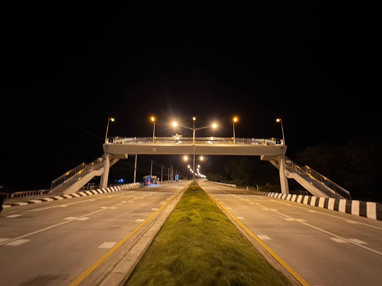 顺畅无阻：1074号公路扩建为四车道