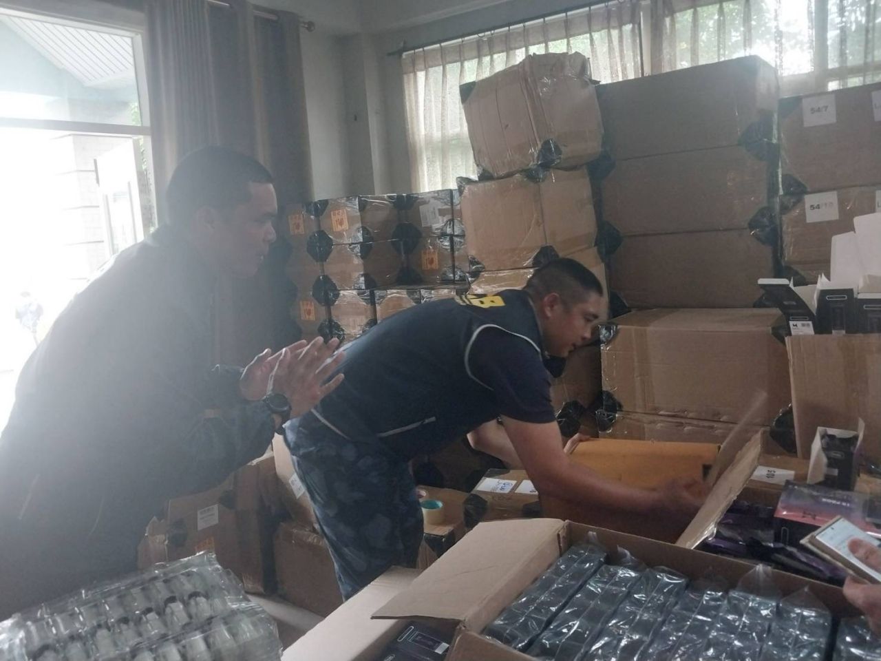 在市中心查获电子烟 中国雇用缅甸生产 旧的液体耗尽的重新填充再卖在线上