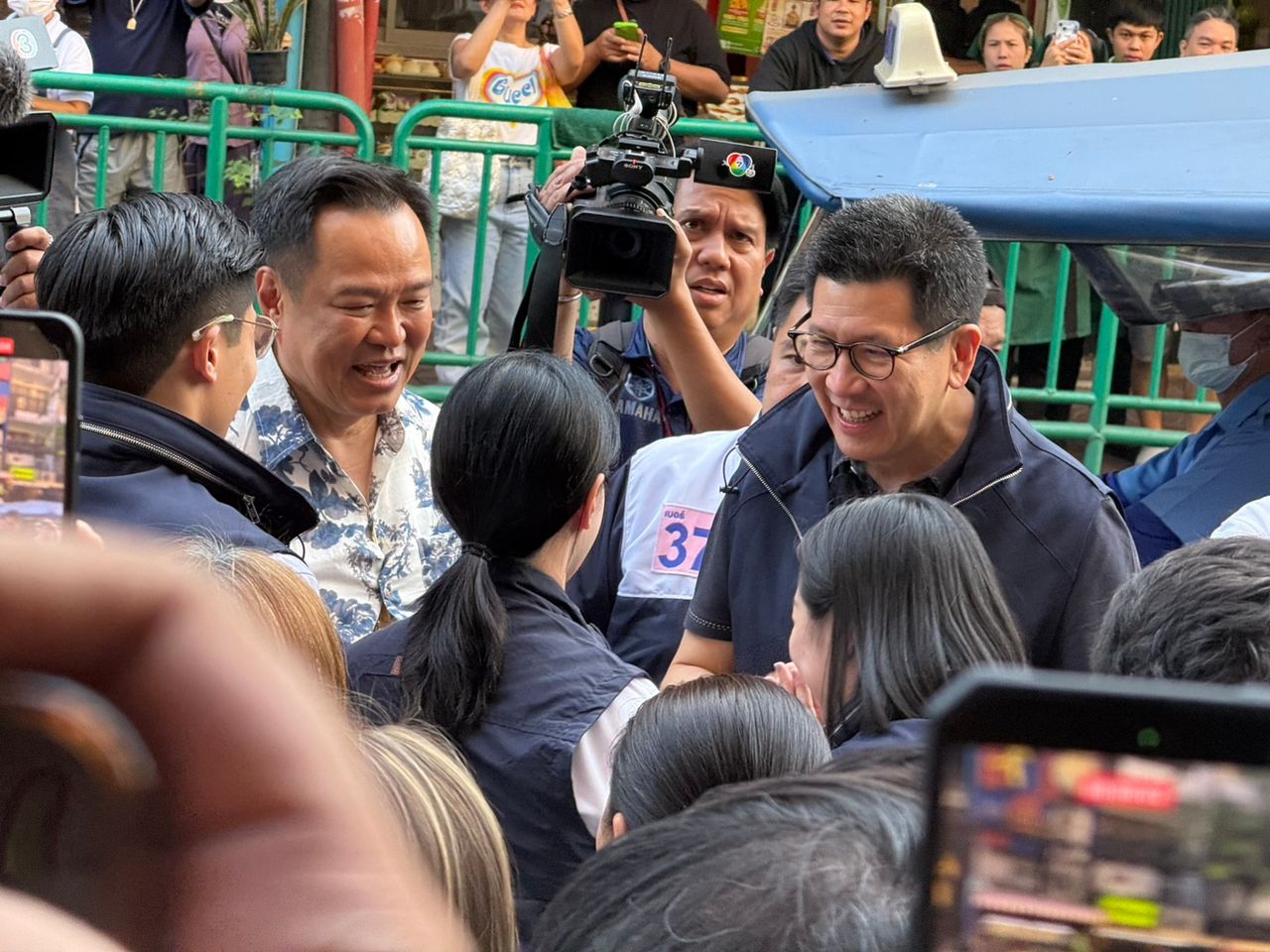 “阿努廷”乘坐轻轨进军暹罗 领导为泰自豪党竞选 民众纷纷拍照 今晚继续前往耀华力