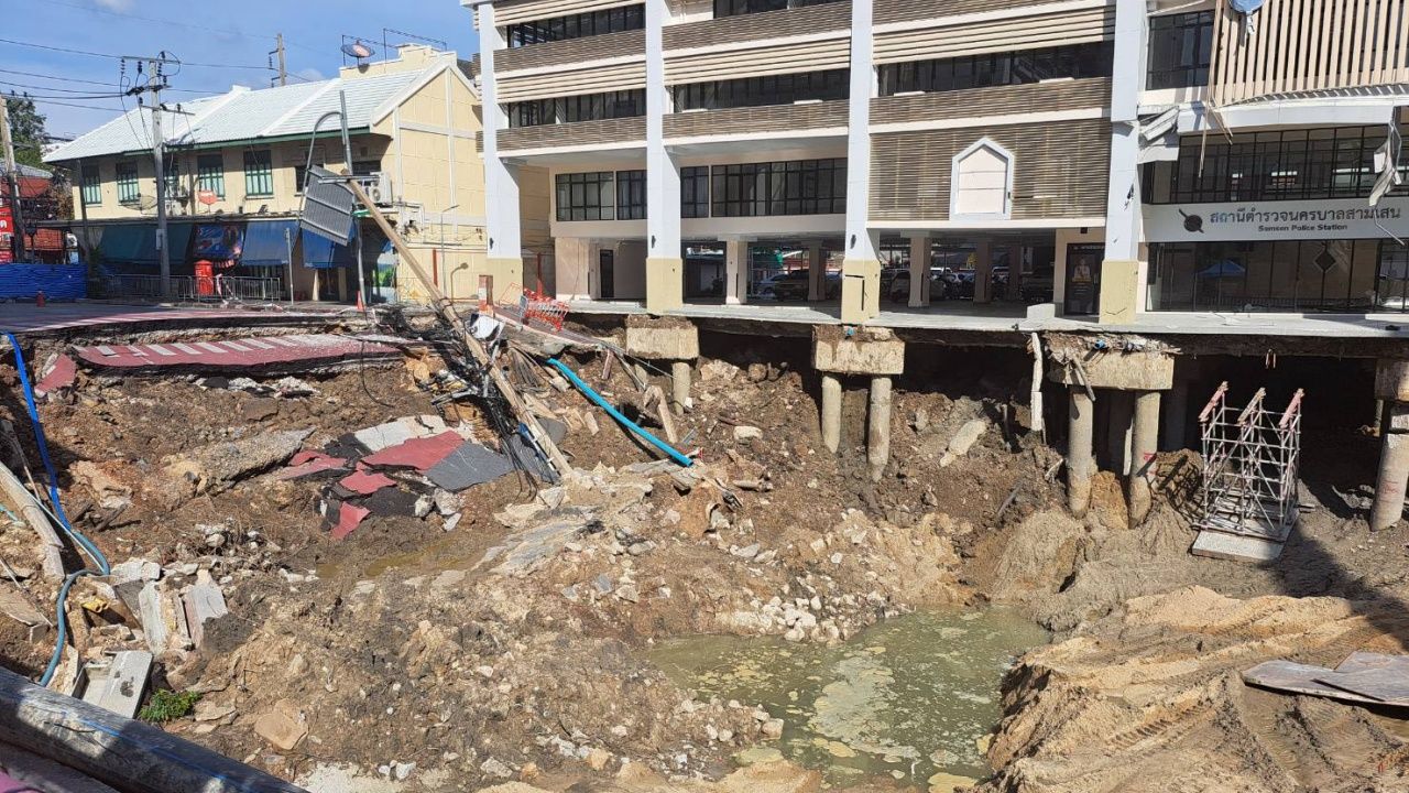 用沙子填补三森路的沉陷 增设短桩支撑三森警局建筑