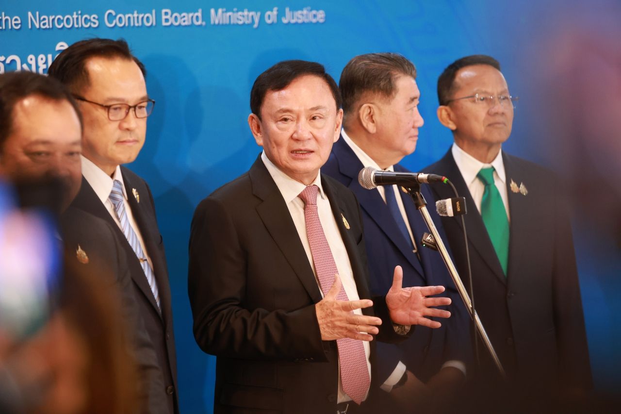 拥抱“阿努廷”展示“他信”强调不会中途更换总理，政府不会动摇