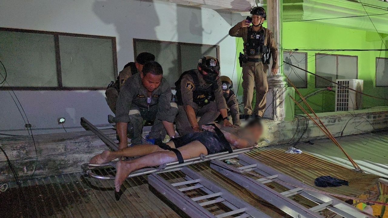 警察攀爬帮助