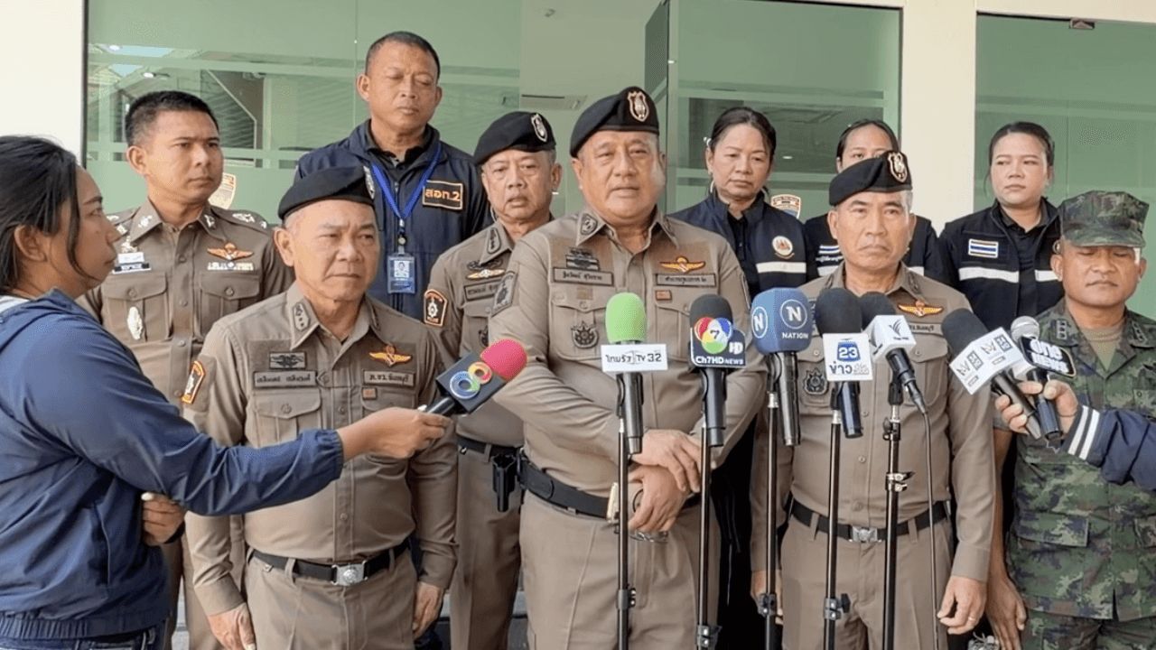 官员接收28名泰国国民从柬埔寨返回，亲属喜极而泣