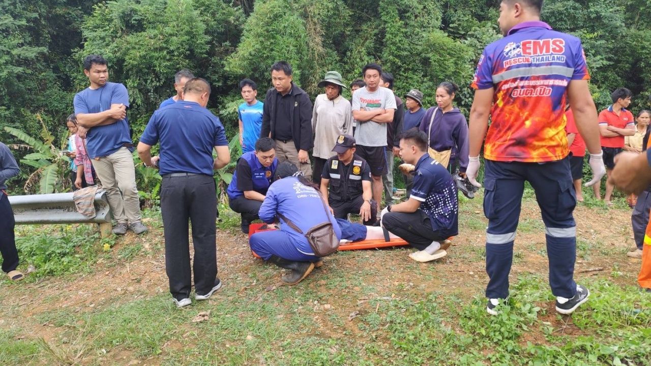 11人受伤,教师带学生参与水灯节活动时车辆失控跌下南邦省山崖