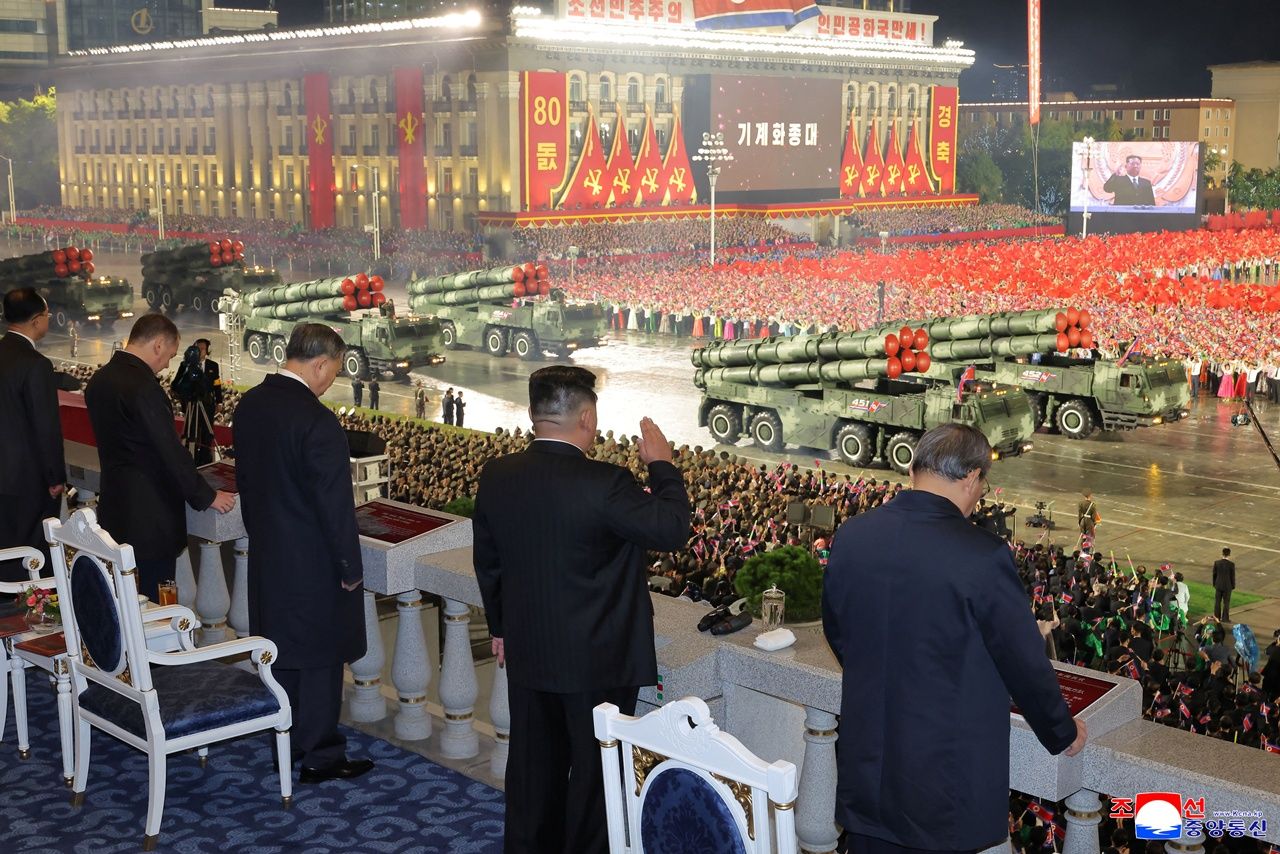 朝鲜劳动党建党80周年举行阅兵式 展示新型洲际导弹