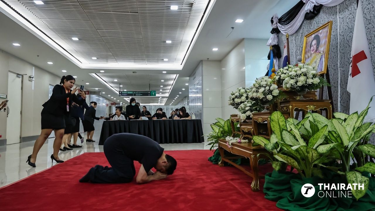 各地民众前往参加“尊贵王太后”的皇家遗体送行仪式