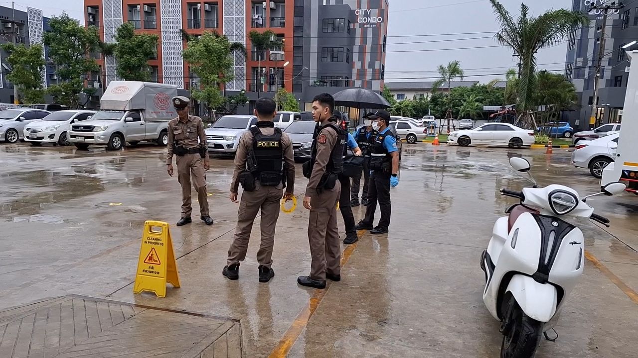 已找到嫌犯车辆 在购买电子烟时射击警察 停在廊曼区的一家车库内 发现座位上有血迹