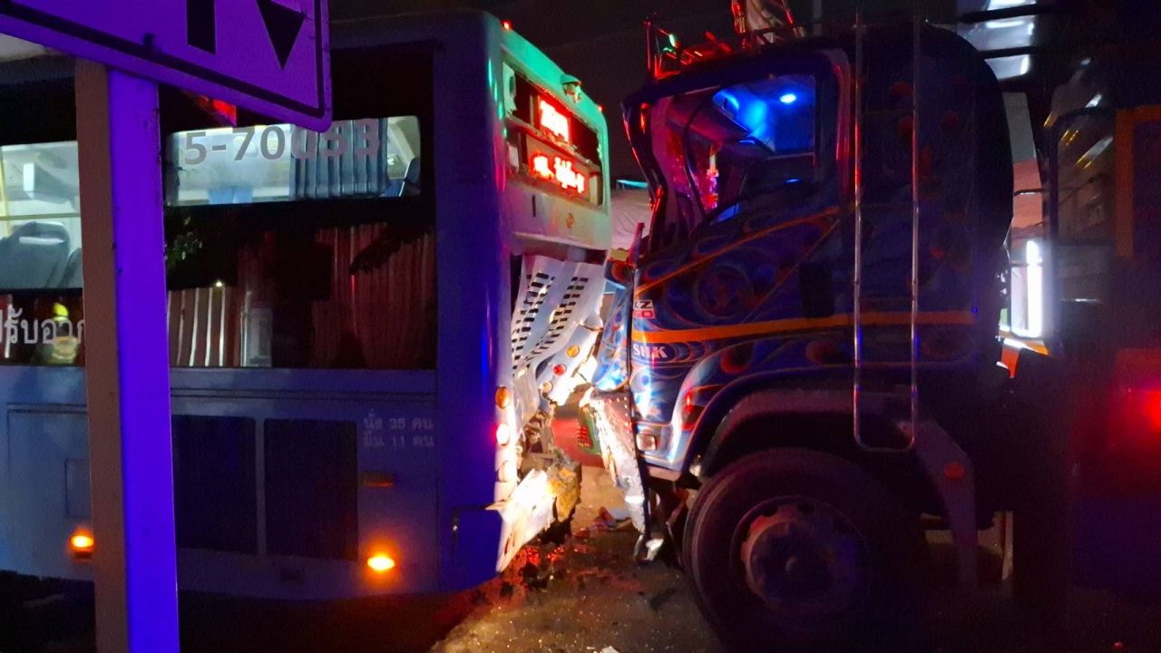 拖车爆胎，追尾多车，素贴路发生严重车祸