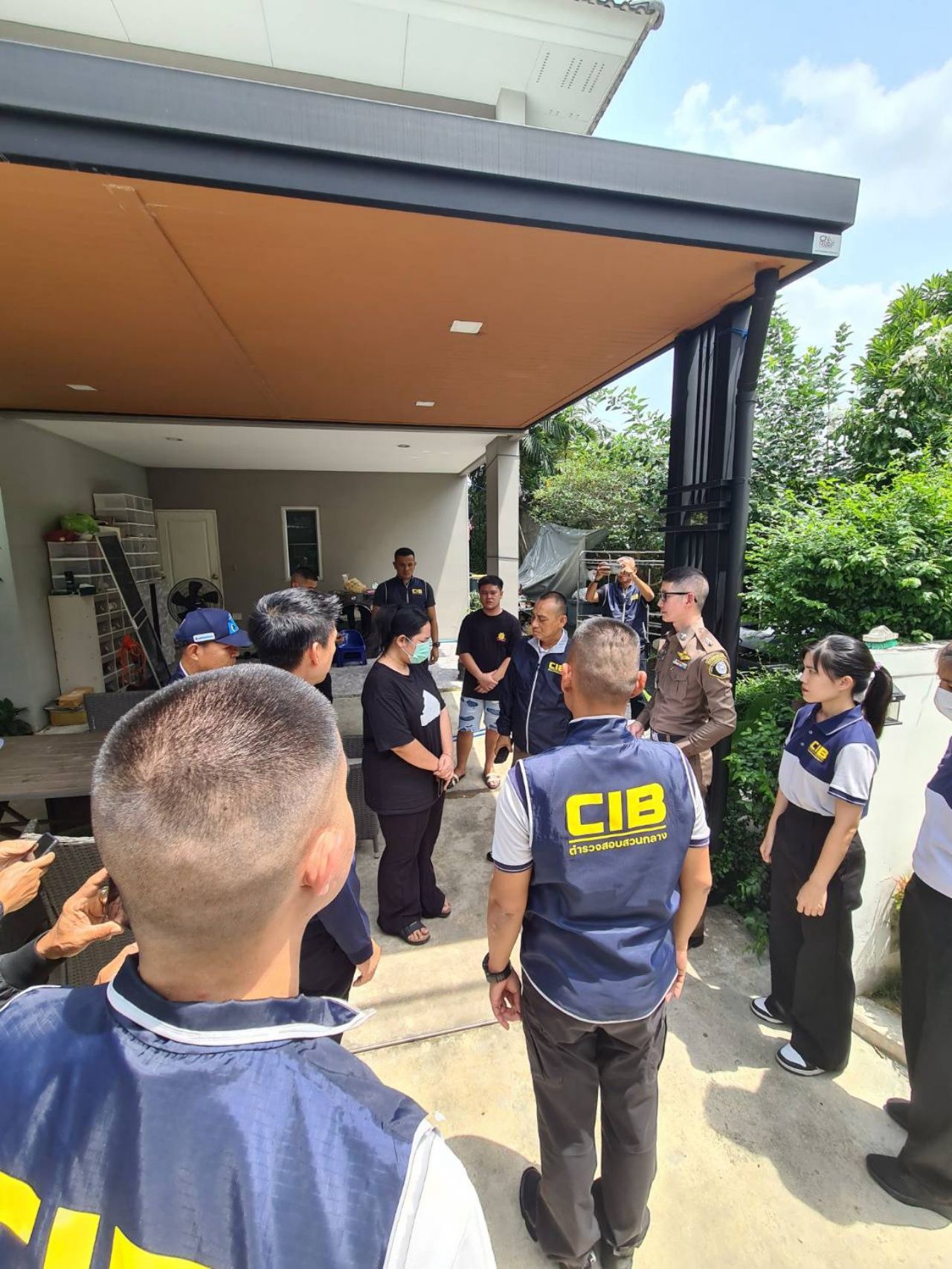 突袭逮捕“珀高尔夫”根据三项重罪逮捕令在豪华住宅区抓获