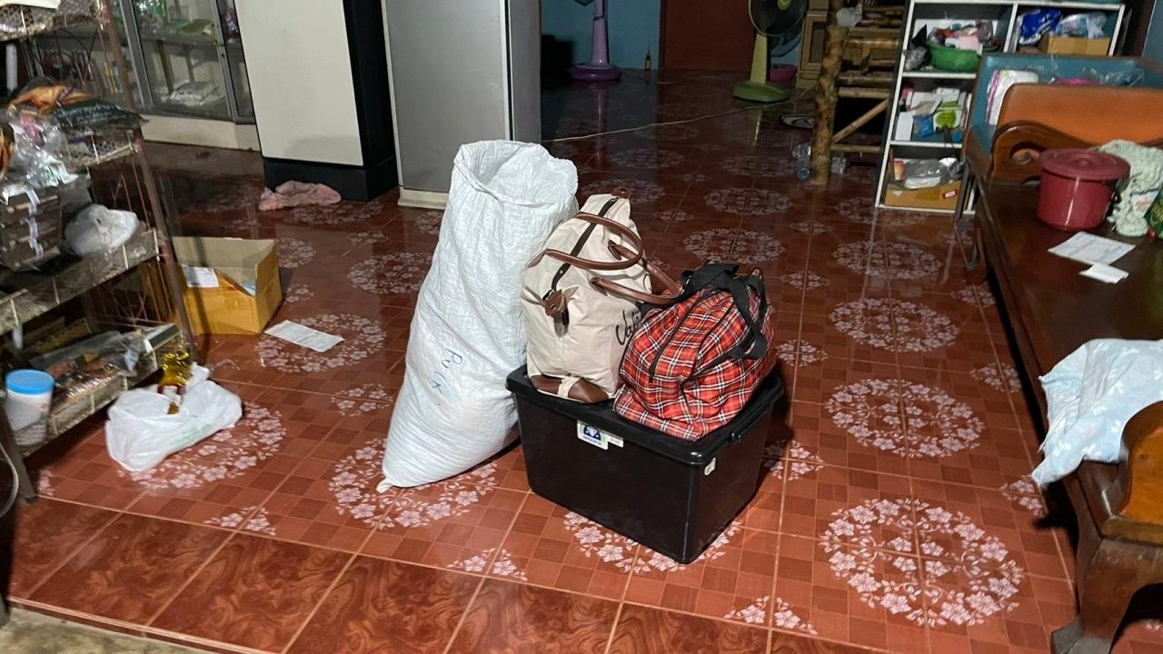 靠近塔棉通寺的村民准备收拾衣物，以备未来搬迁