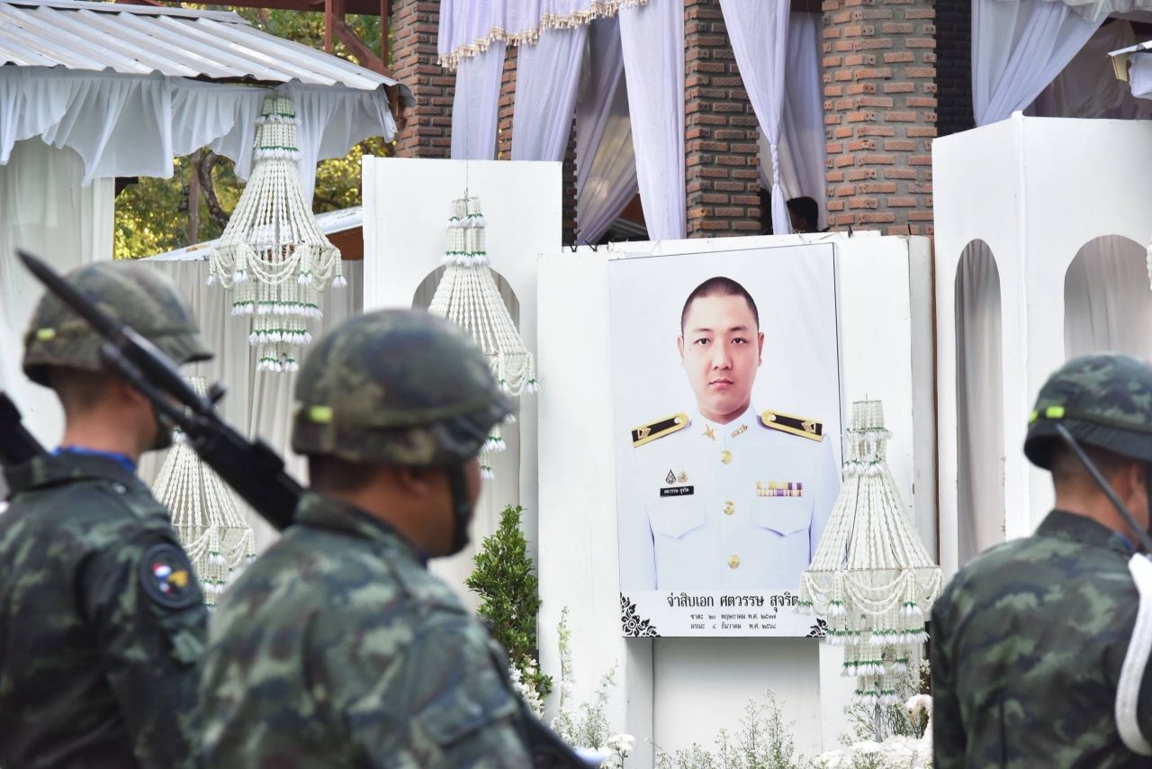 总理在“中尉萨塔瓦特”葬礼上泪目,慰问勇士家属