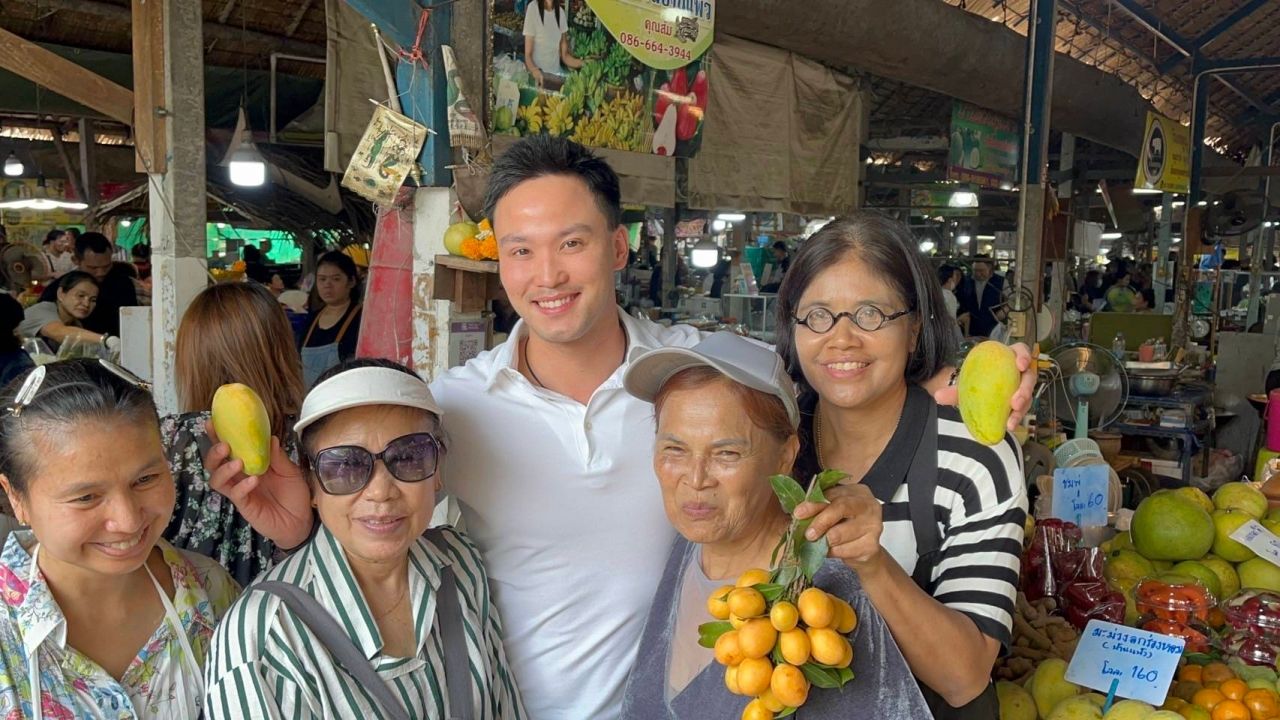 “阿努廷”携手“西哈萨”在孔隆达马延市场拉票，“佩克”前来助阵，人气不输父亲