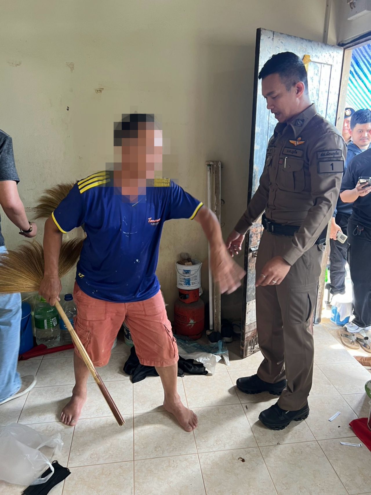 丈夫醉酒与妻子争吵，挥扫帚殴打致昏迷，最终去世