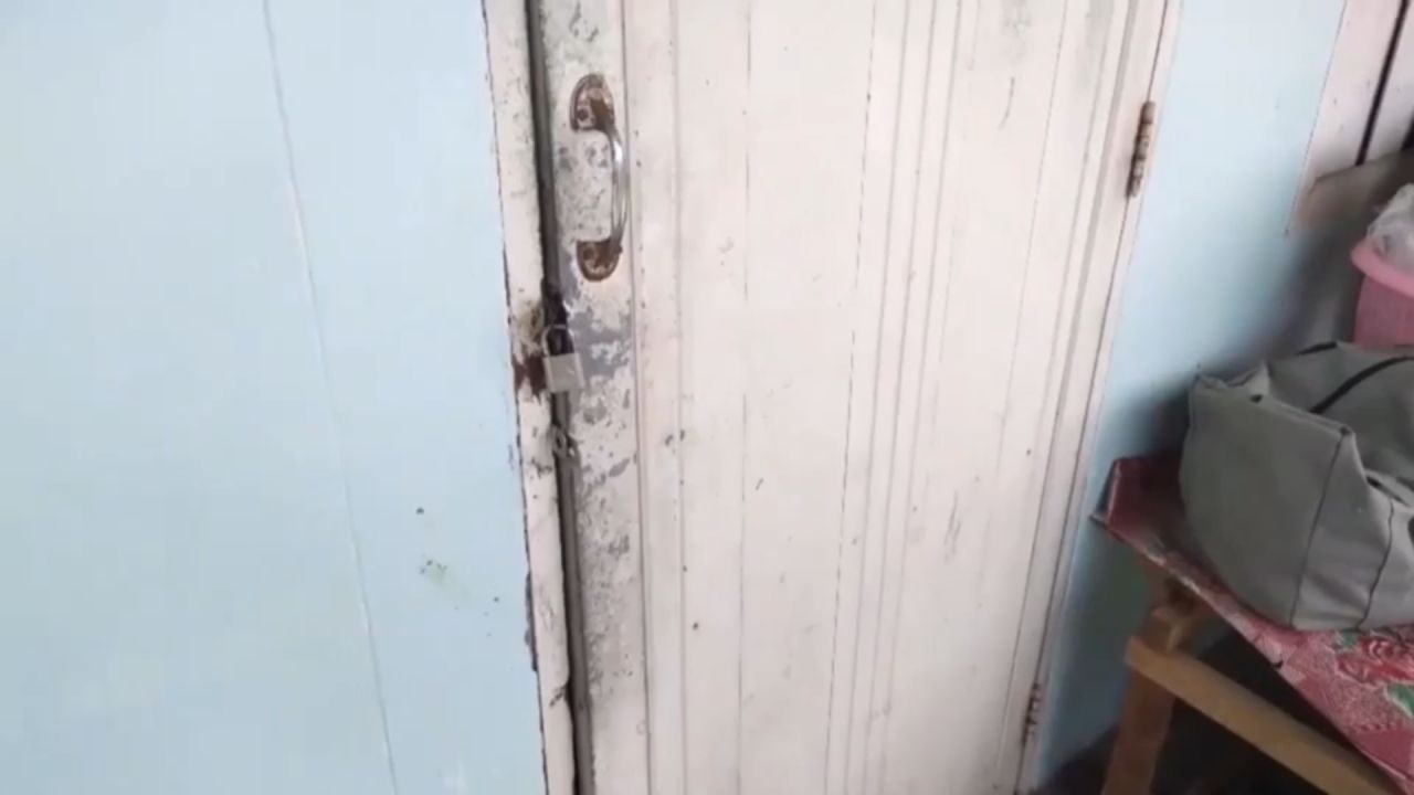 不要把钥匙藏在门前，小偷搜到后入室盗窃，损失上万
