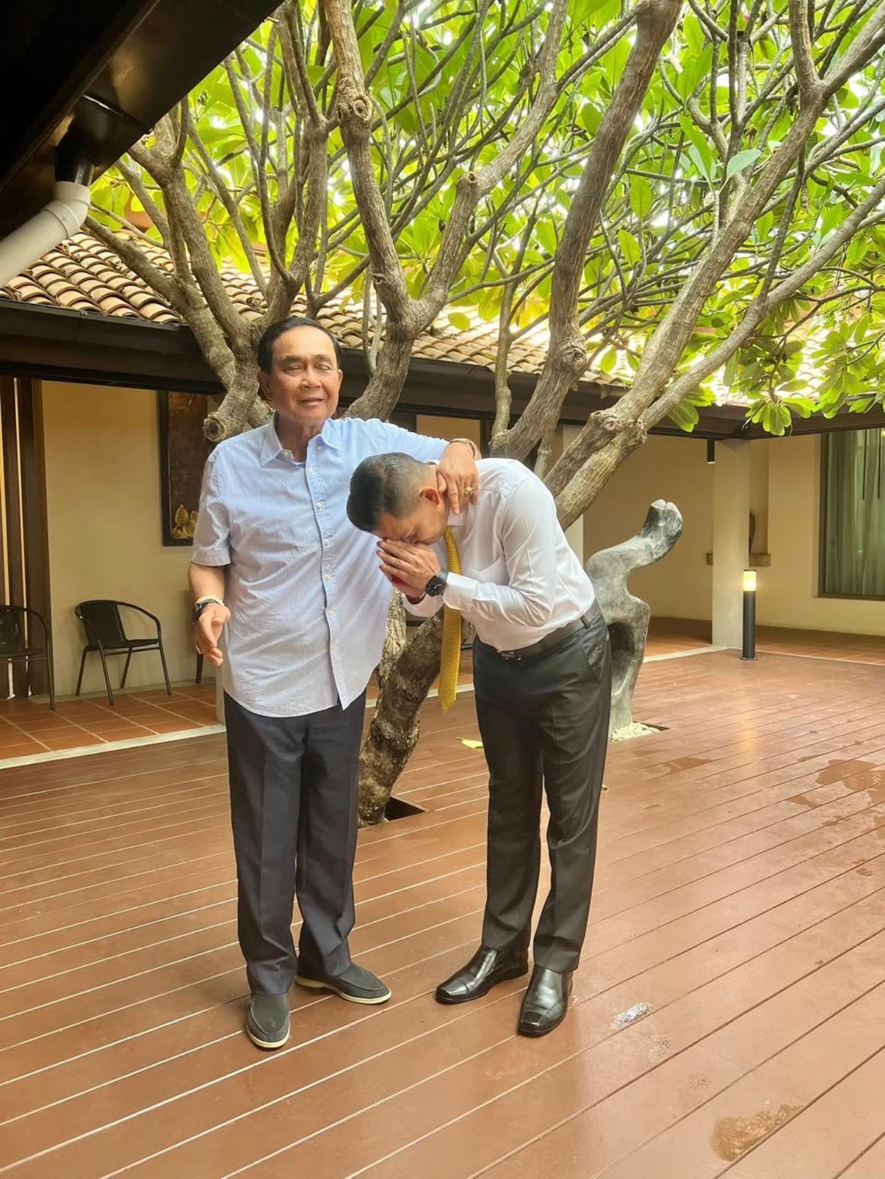 “塔纳功”否认计划换党，承认需调整“巩固泰国”以恢复“叔父时代”的温暖