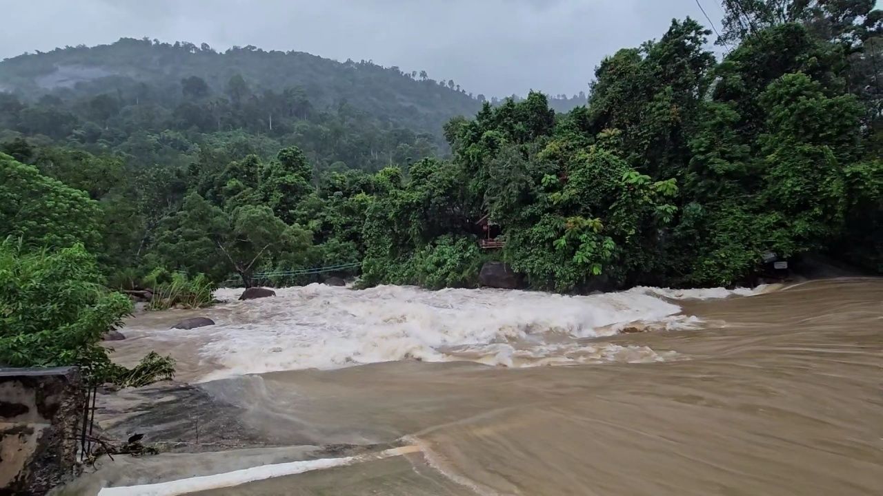 山洪暴发,水淹通蓬,火车调整运行,水淹轨道