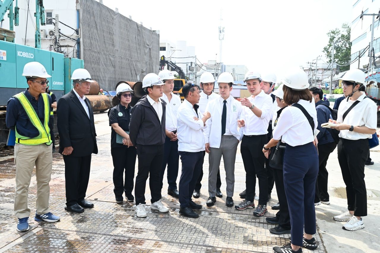 曼谷议会主席和都实区代表跟进瓦奇拉医院前道路下沉修复工作，协调迅速完成