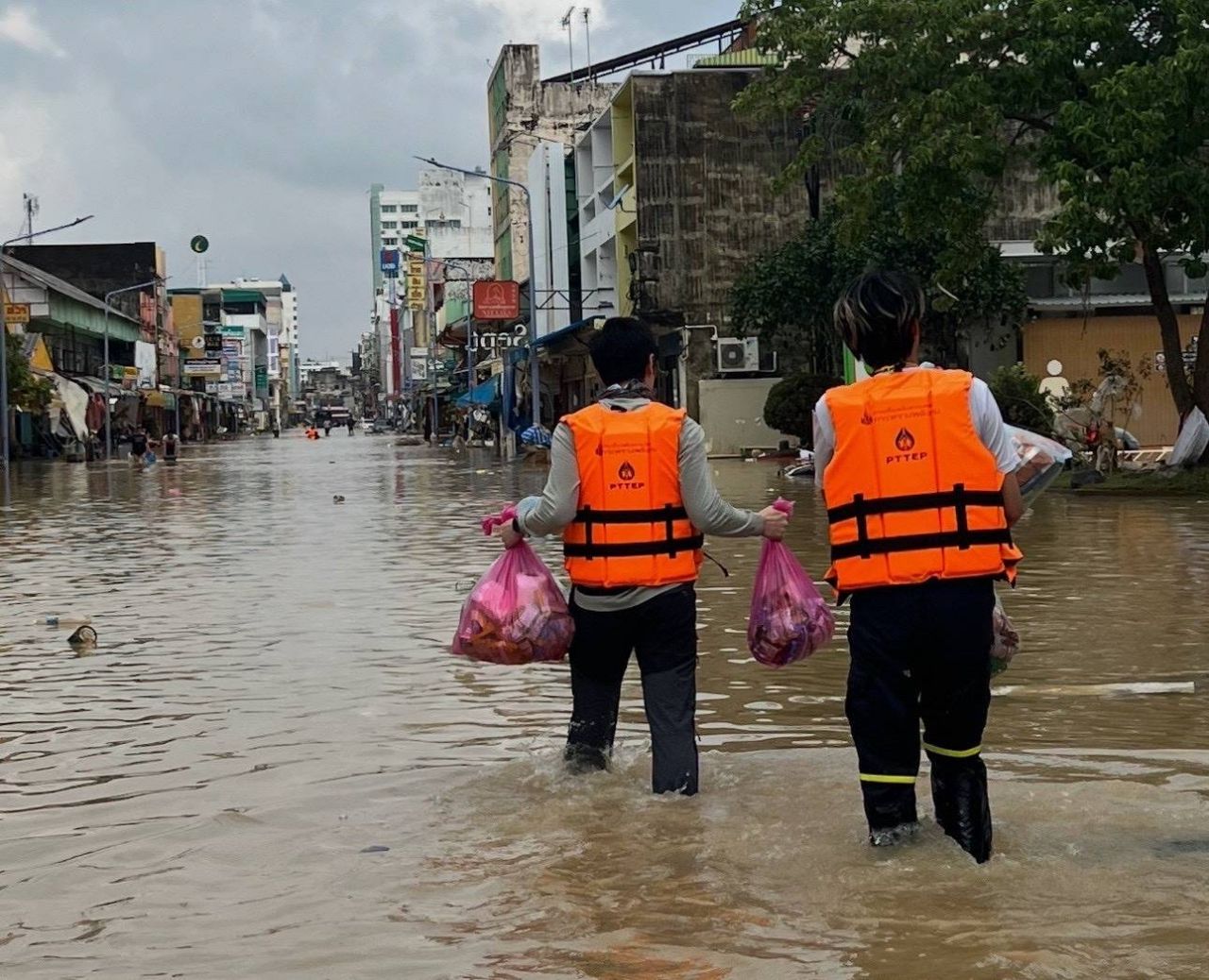 Skyller Solutions派遣无人机运送救灾物资，帮助合艾水灾受灾民众