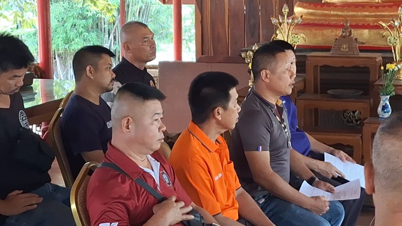 勒索住持以换取信息，声称寺庙僧人有不当行为