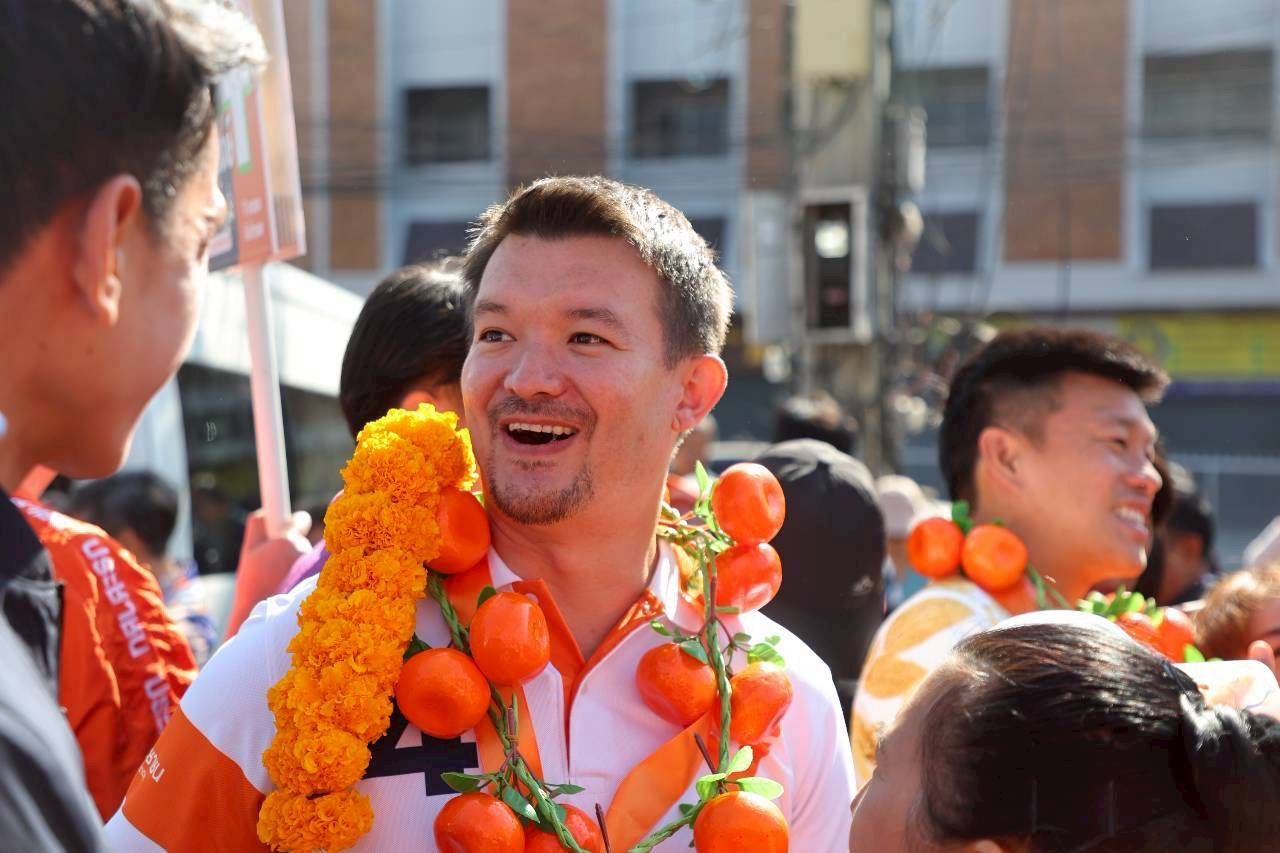 “腾”在杭东市场拉票，恳请选择人民党，感谢清迈人民支持担任总理