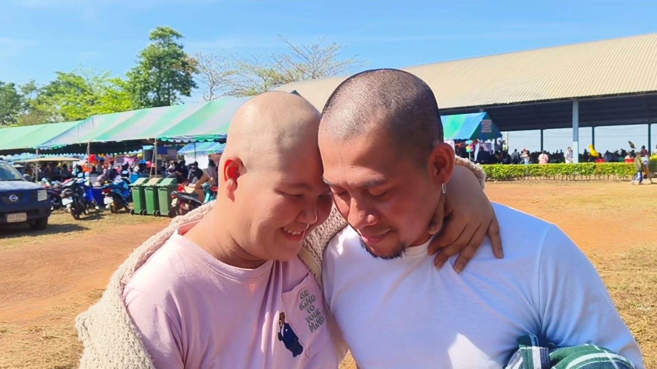 感人故事:丈夫剃光头陪伴患癌妻子