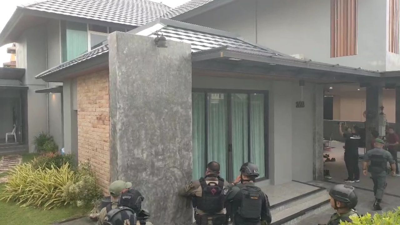 警察突袭搜查“高尔夫议员”家，命令在选举单位殴打警察，发现通过手机下达命令