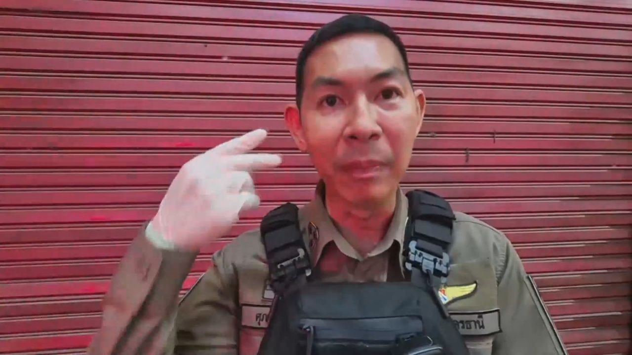 惊险时刻：持枪劫贼抢劫金店 被店主反击后自尽