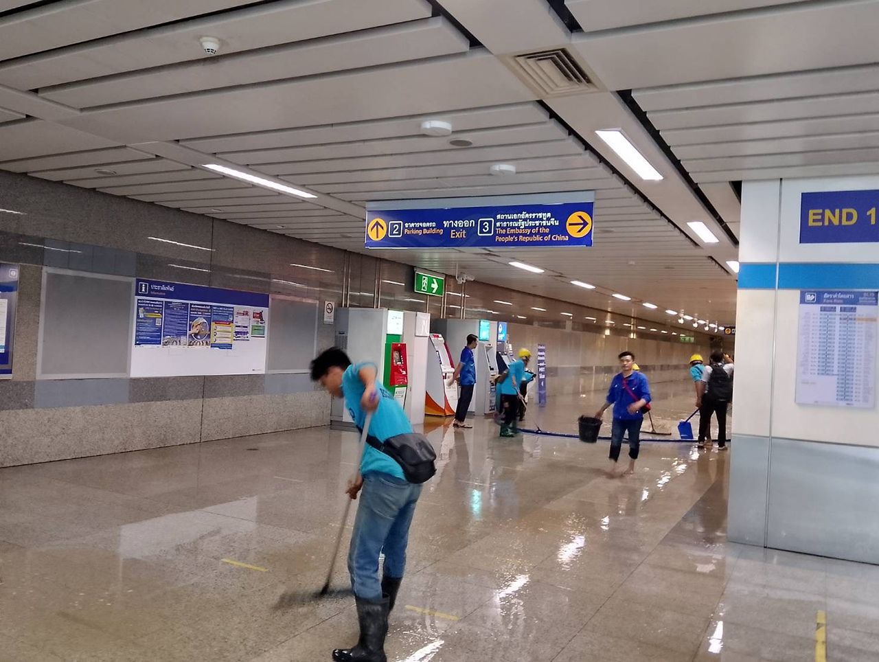 地铁公司下令停止AIA大楼与地铁站之间的连接通道施工，因文化中心站洪水泛滥