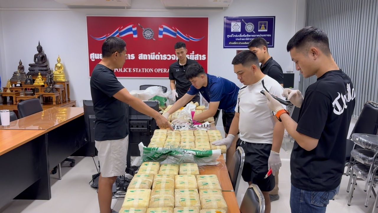 疯狂追逐：皮卡车抛弃50万颗毒品 在撞上树并翻车前 司机重伤