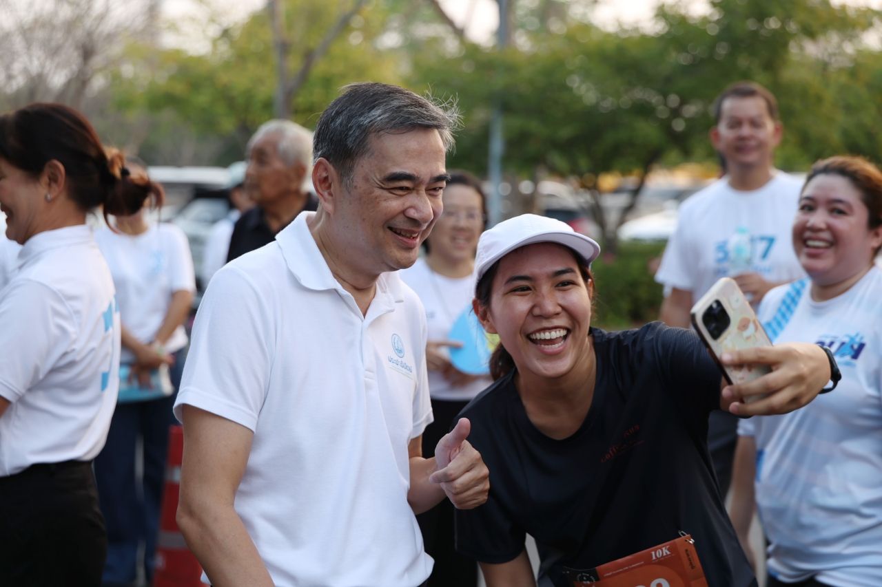 “阿披实”在曼谷三个选区拉票，强调民主党立场，主张清廉政治，不制造分裂