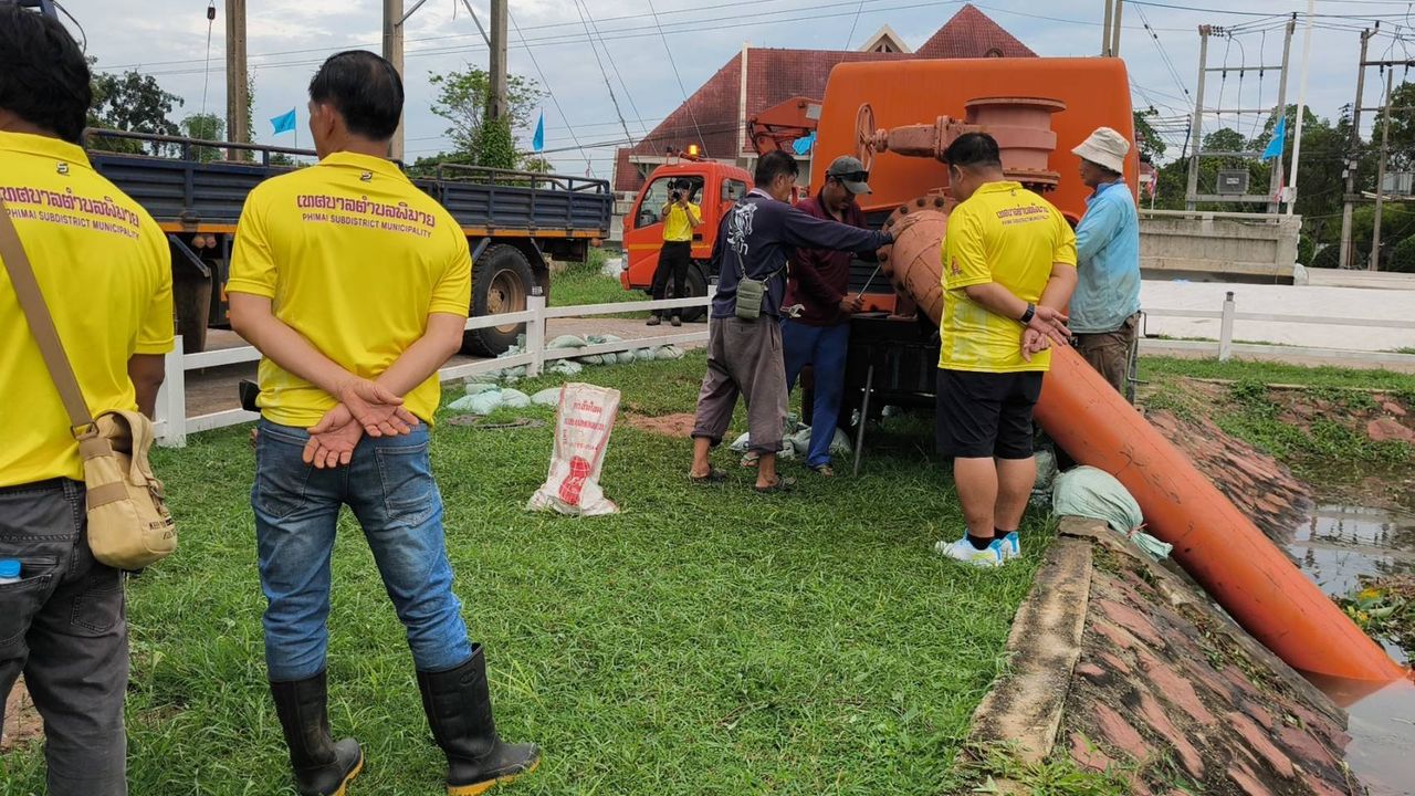 披迈县红旗警告洪水，因台风揭开水库溢流道