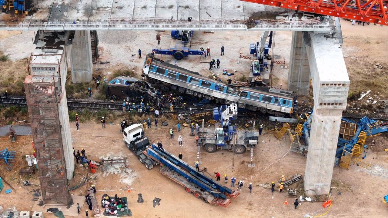 紧急调查起重机压塌列车原因 起重机操作员谈生死一瞬