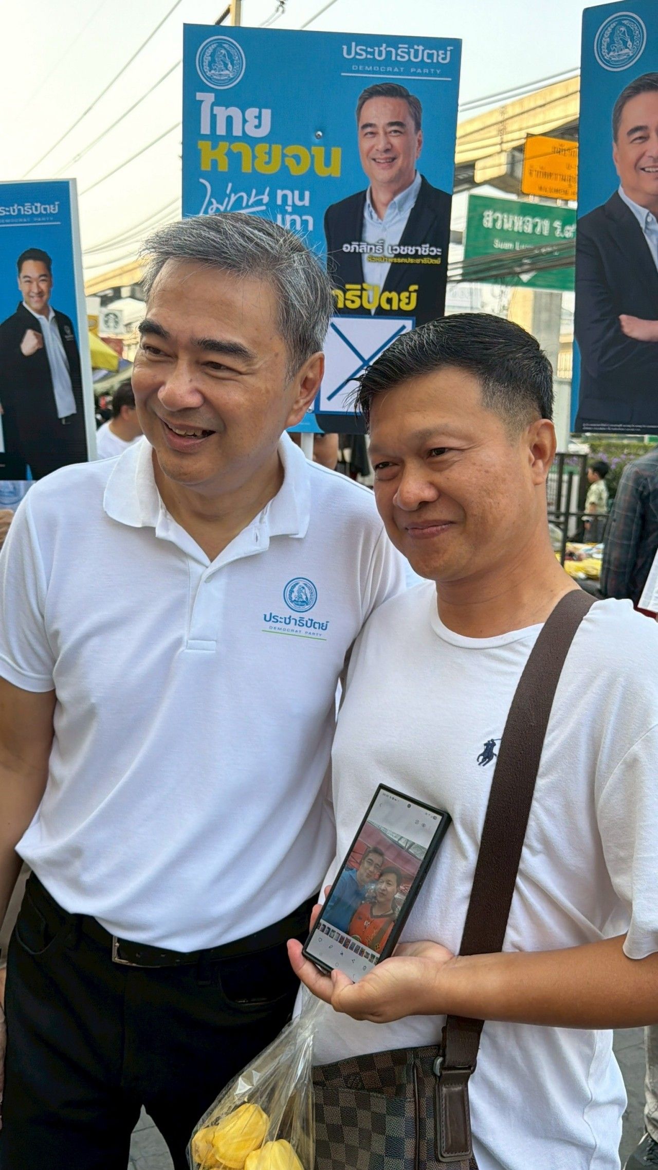 “阿披实”在曼谷三个选区拉票，强调民主党立场，主张清廉政治，不制造分裂