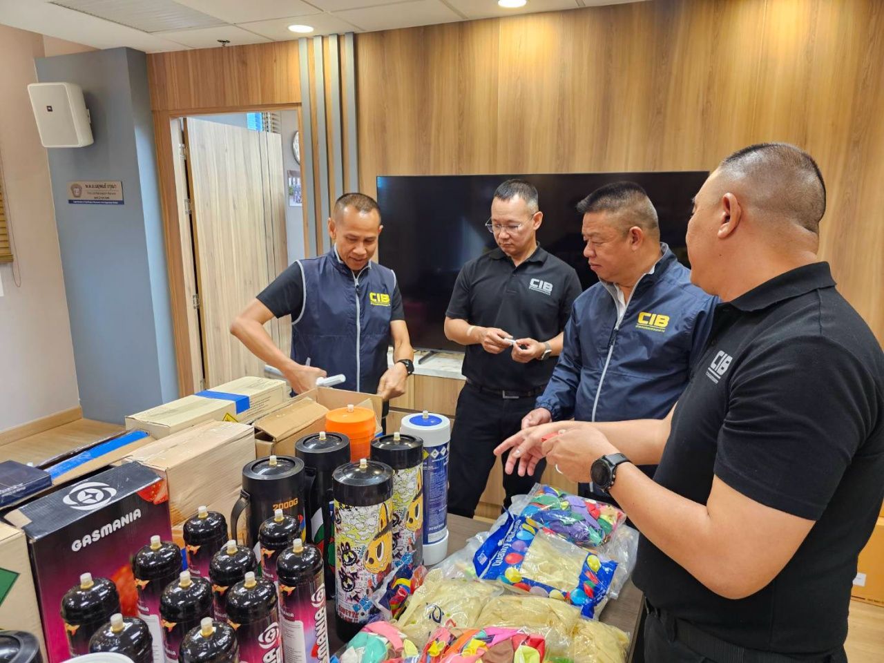 瓦解笑气窝点，将其注入气球出售给夜间游客