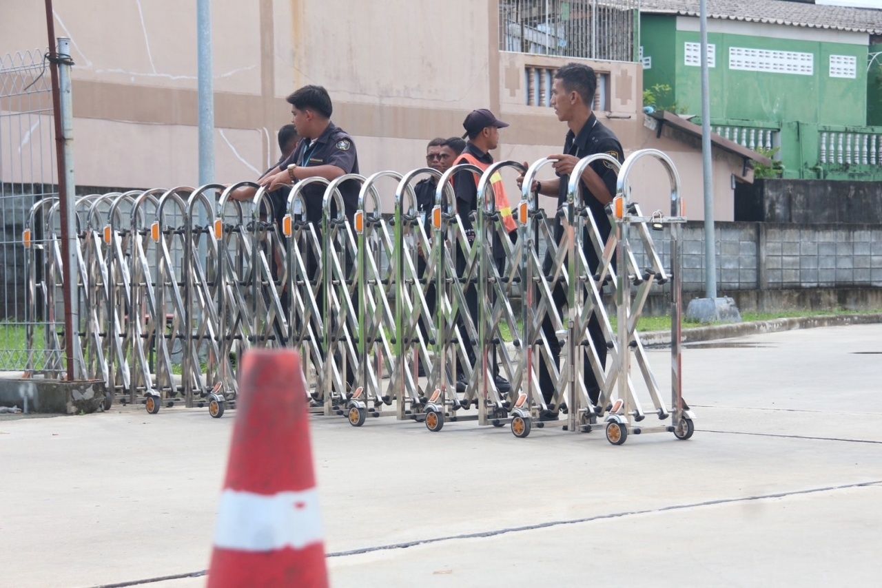警方公布两辆车，嫌疑犯在那拉提瓦购物中心600泰铢黄金抢劫案中使用，预计逃离出境
