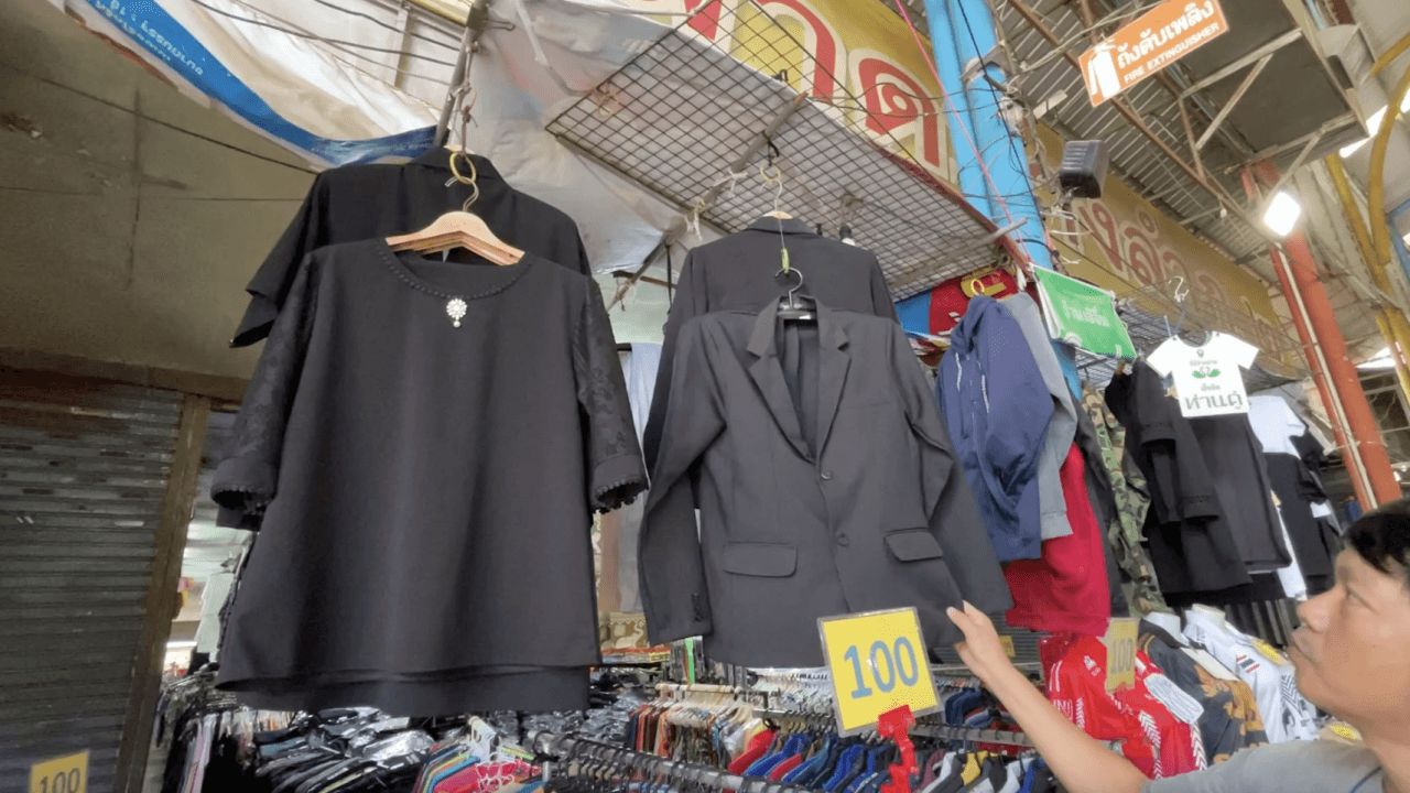 孔敬府店铺仍维持“黑色衣服”价格不变,尽管工厂已提高服装种类成本