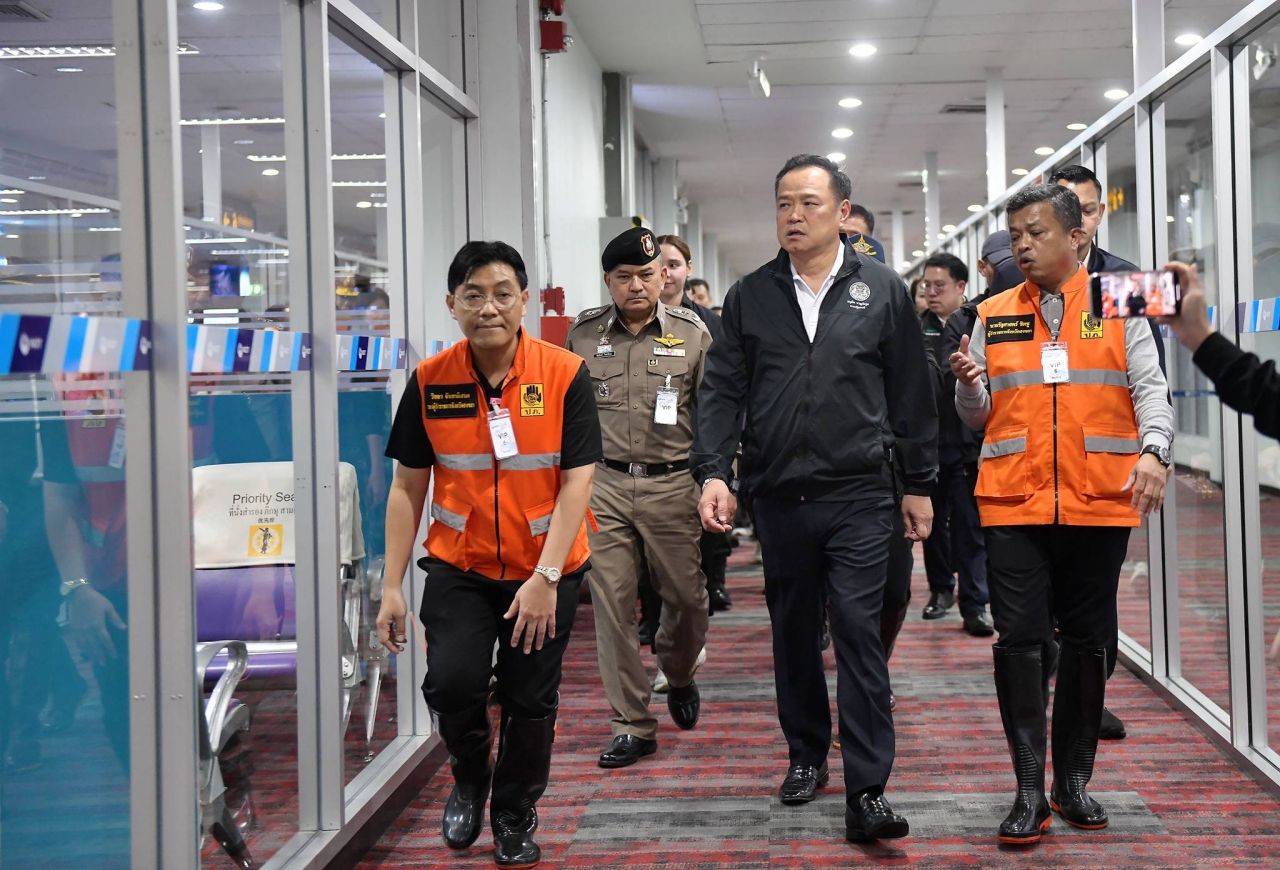 迎战合艾洪水，总理阿努廷亲临派发食物与安慰 支持赈灾提案入阁待批