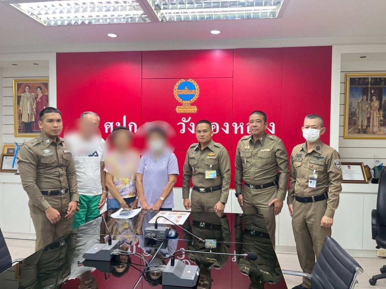 曼谷警察归还130万泰铢资产给80岁老太，电信诈骗团伙受害者