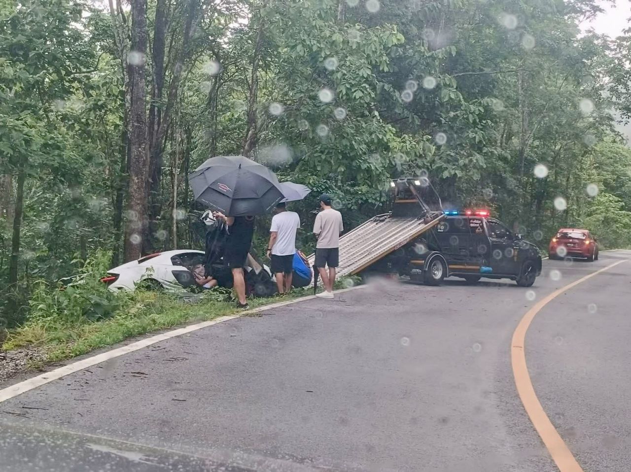 超跑在南跑圈失控撞树 当地居民透露车队一起开非常响