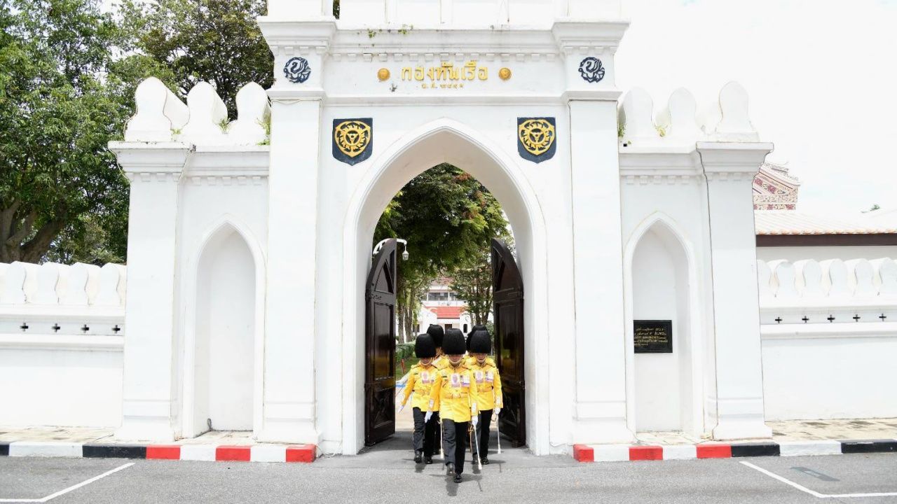 三军发射皇家礼炮以向“诗丽吉王太后”致敬