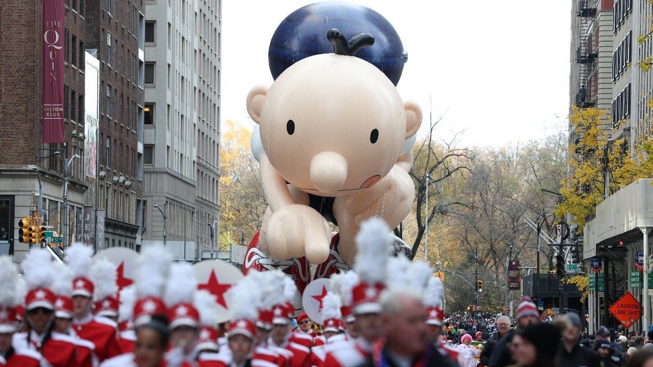 纽约市民和游客数千人观看第99届感恩节游行的巨大气球