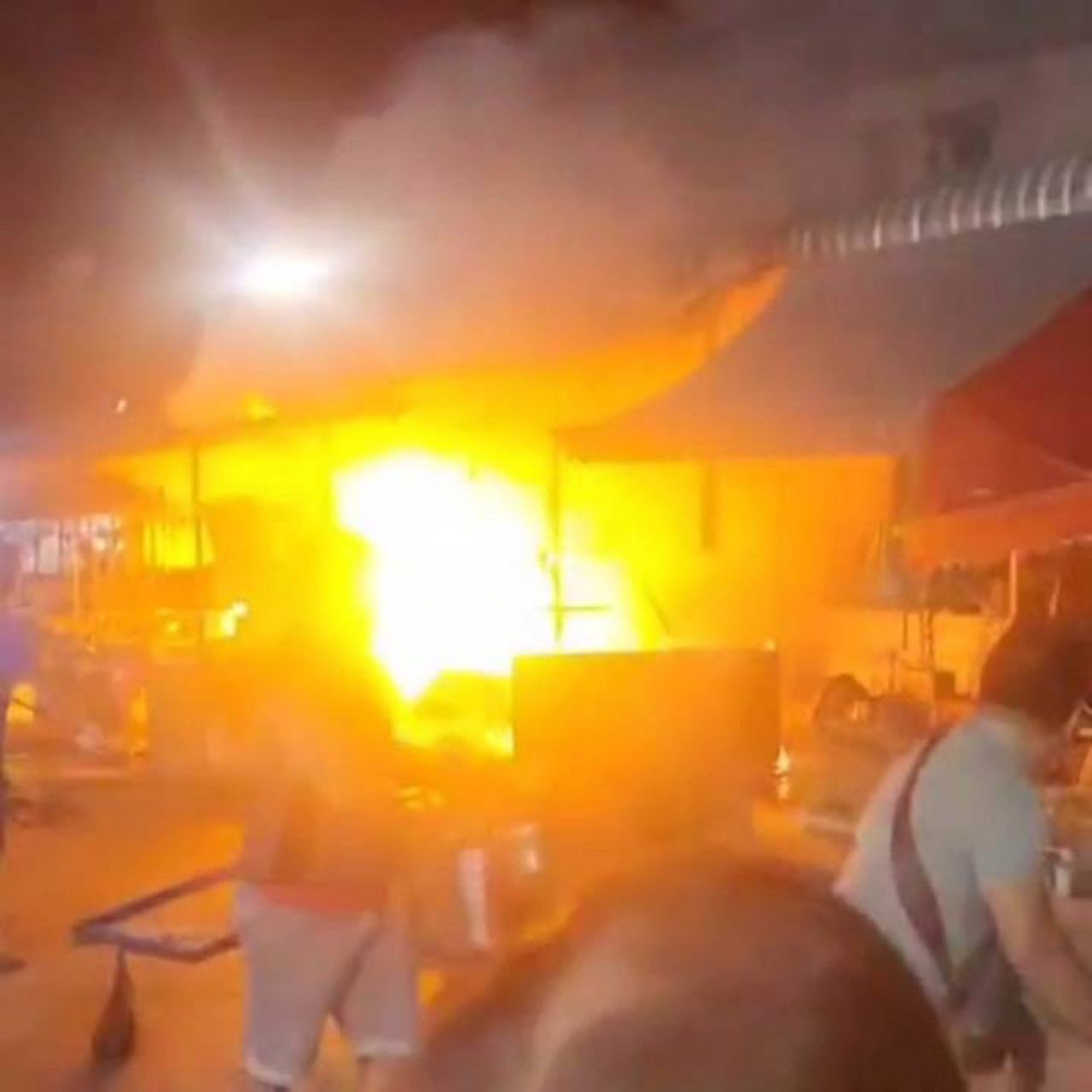 黎明时分的惊险：黎府早市炸鸡摊起火，整摊被烧毁