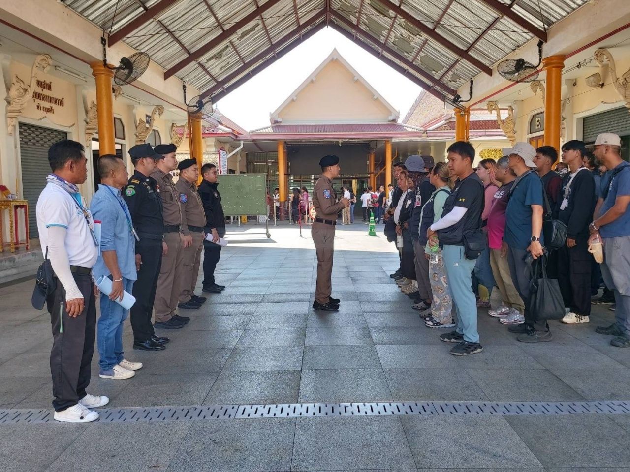 旅游警察推进整顿“本地摄影师”在黎明寺阻碍游客的问题