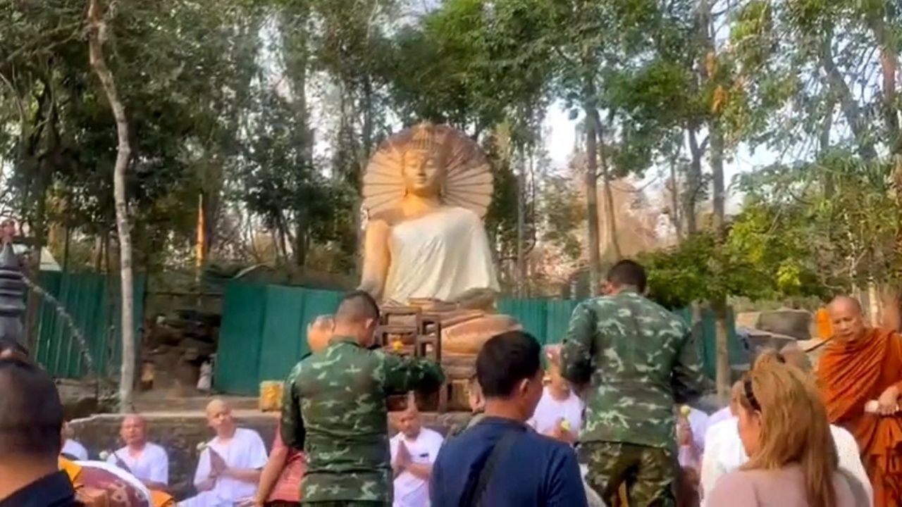 13名前线士兵在“塔夸伊寺”前出家，为42名为国捐躯的战友祈福