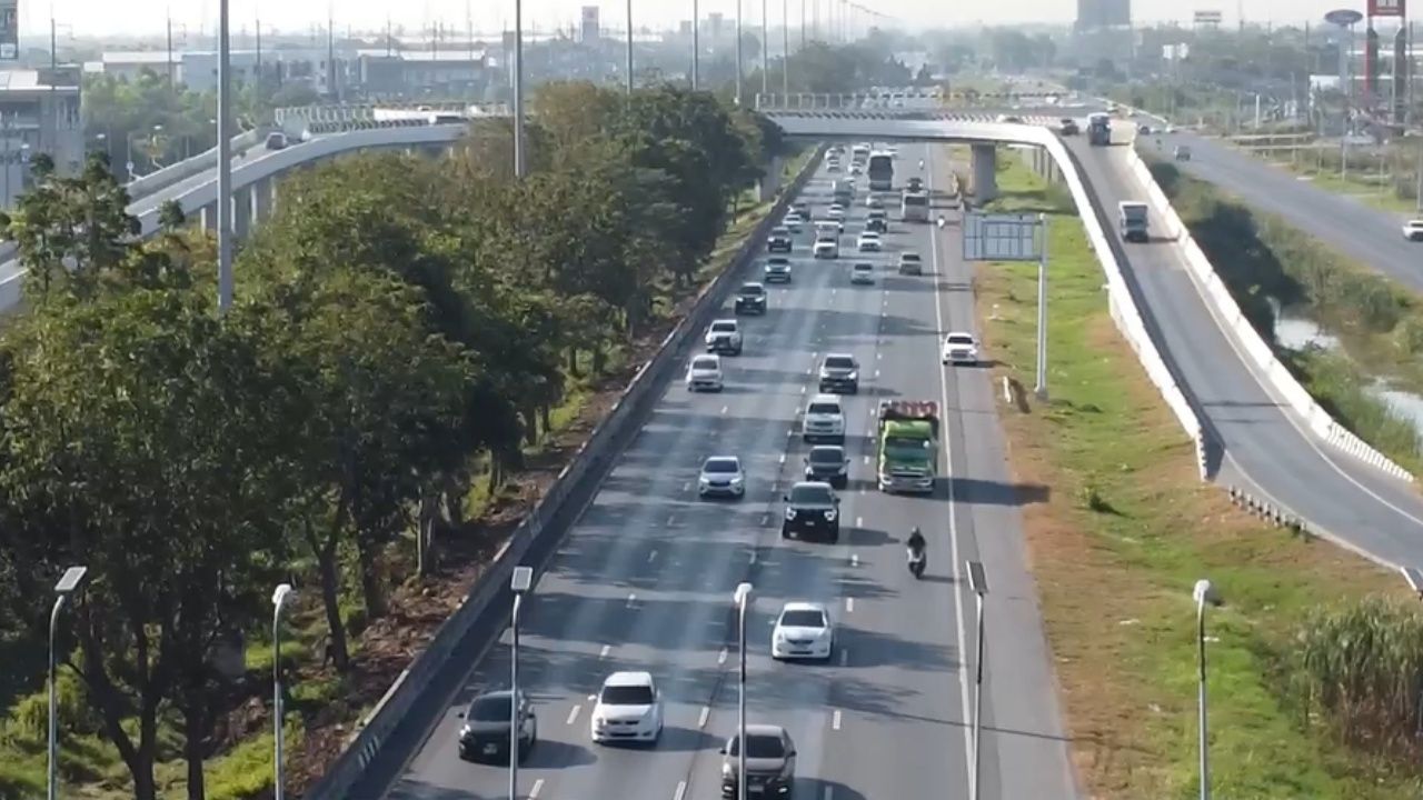 亚洲公路，早晨车辆跑满所有车道，但仍能继续移动