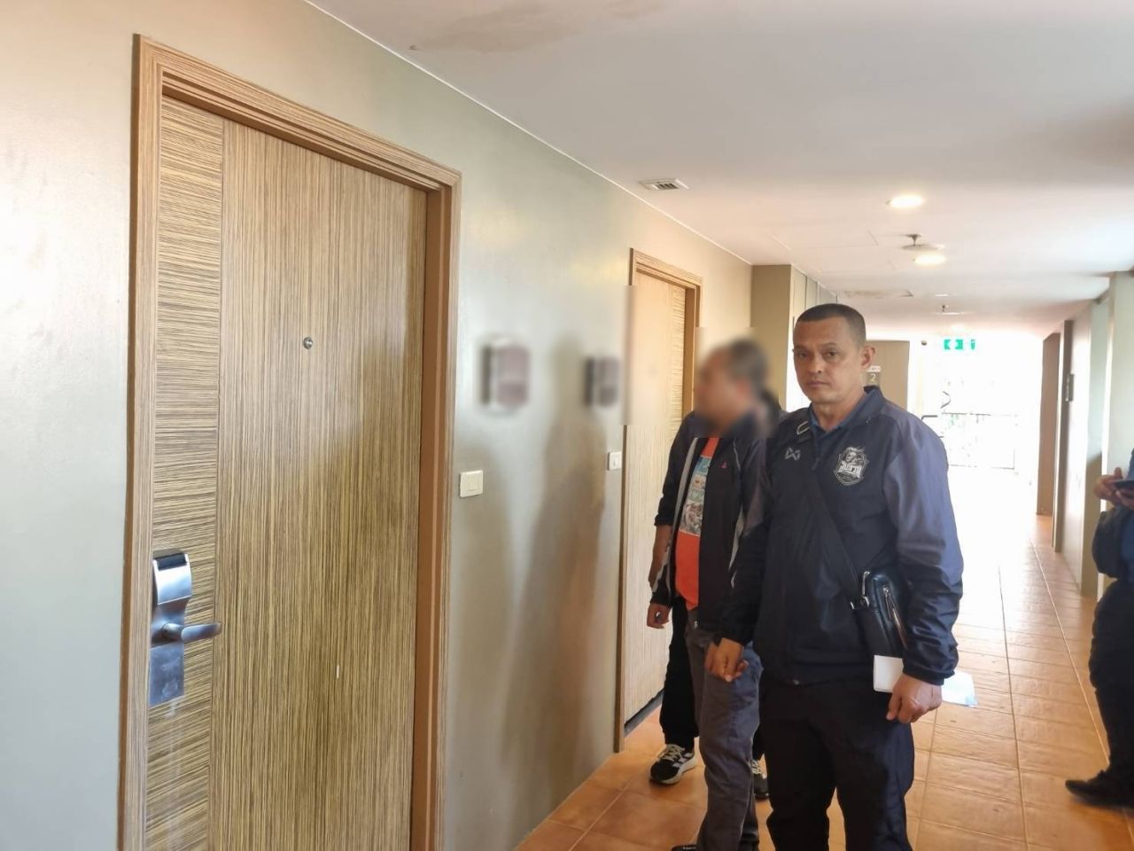 控制普吉岛豪华酒店保安主管，指认闯入“女DJ”房间的犯罪现场，恢复闭路电视证据链