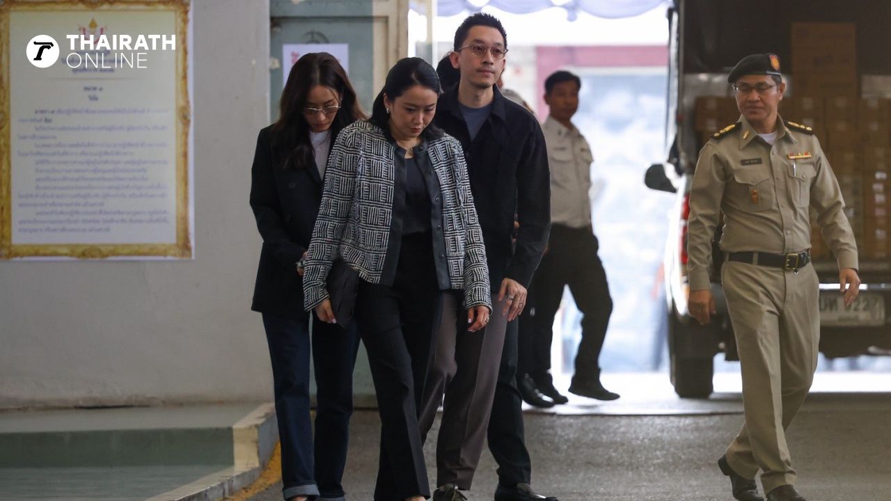 “英-艾姆”进入孔抛监狱，献上茉莉花环敬拜父亲，透露母亲生日时通常会全家团聚